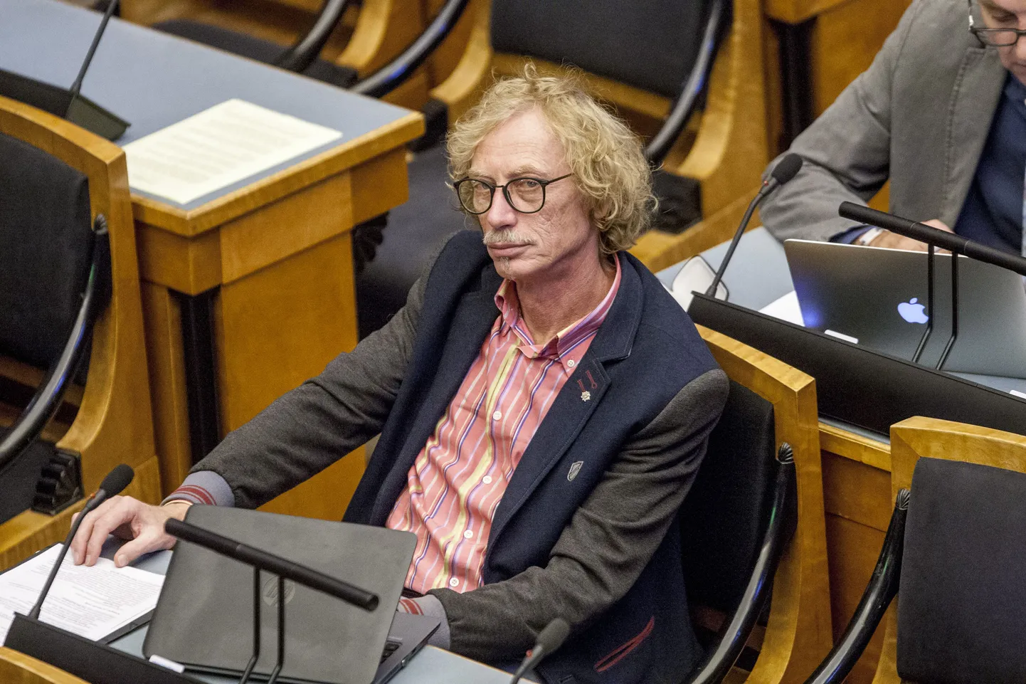 Keskerakonna fraktsiooni saadik Viktor Vassiljev kuulamas riigikogus pagulasteemalist arutelu.