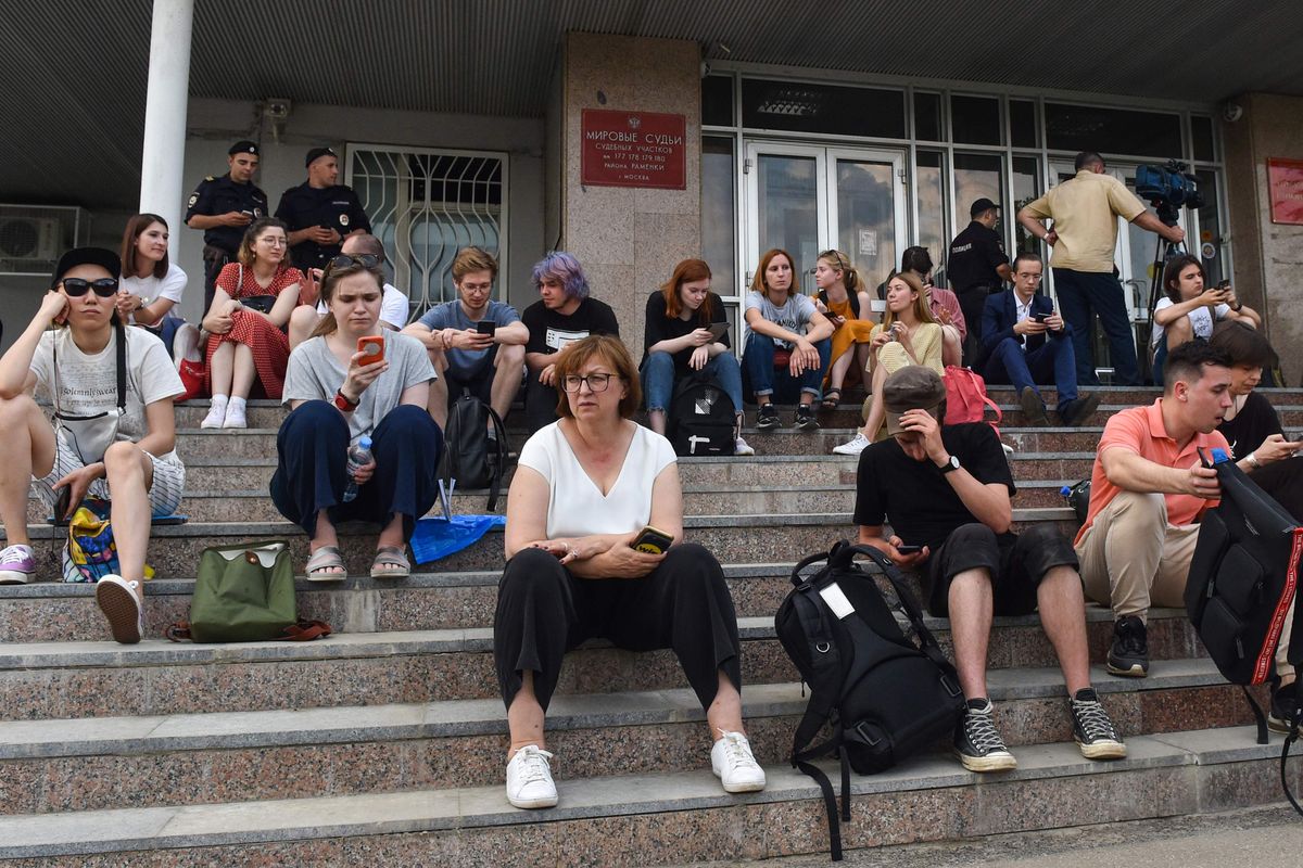 Галина Тимченко у здания суда, где рассматривалось т.н. "дело Голунова"