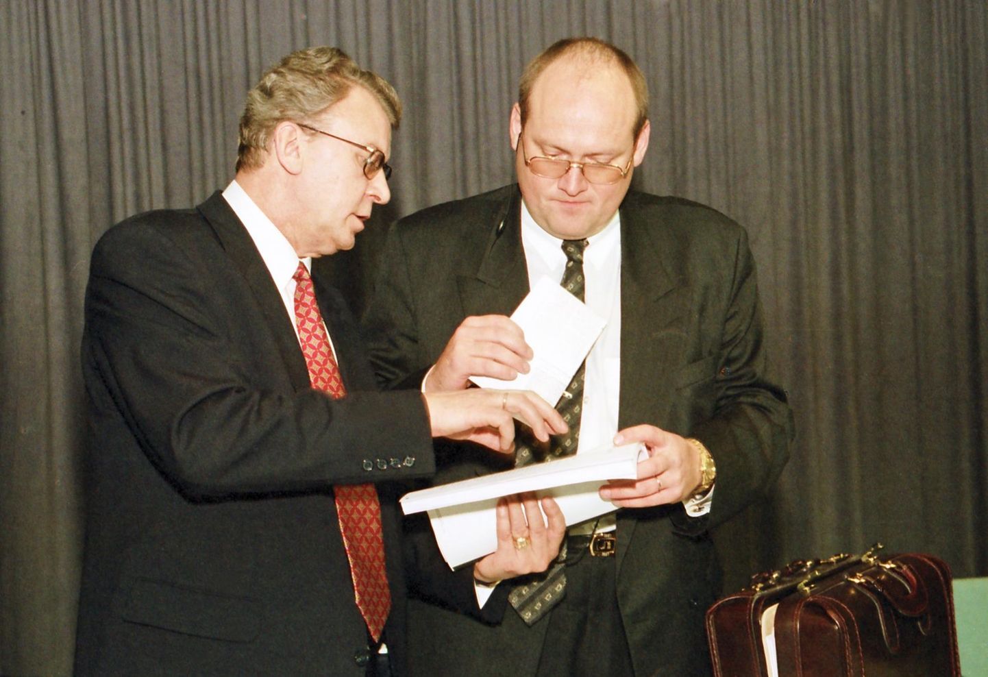 Eesti Telekomi juhatuse esimees Toomas Sõmera ning teede- ja sideminister Raivo Vare 25. jaanuaril 1999 Olümpia hotelli konverentsikeskuses pärast akstiamüügi väljakuulutamise pressikonverentsi.