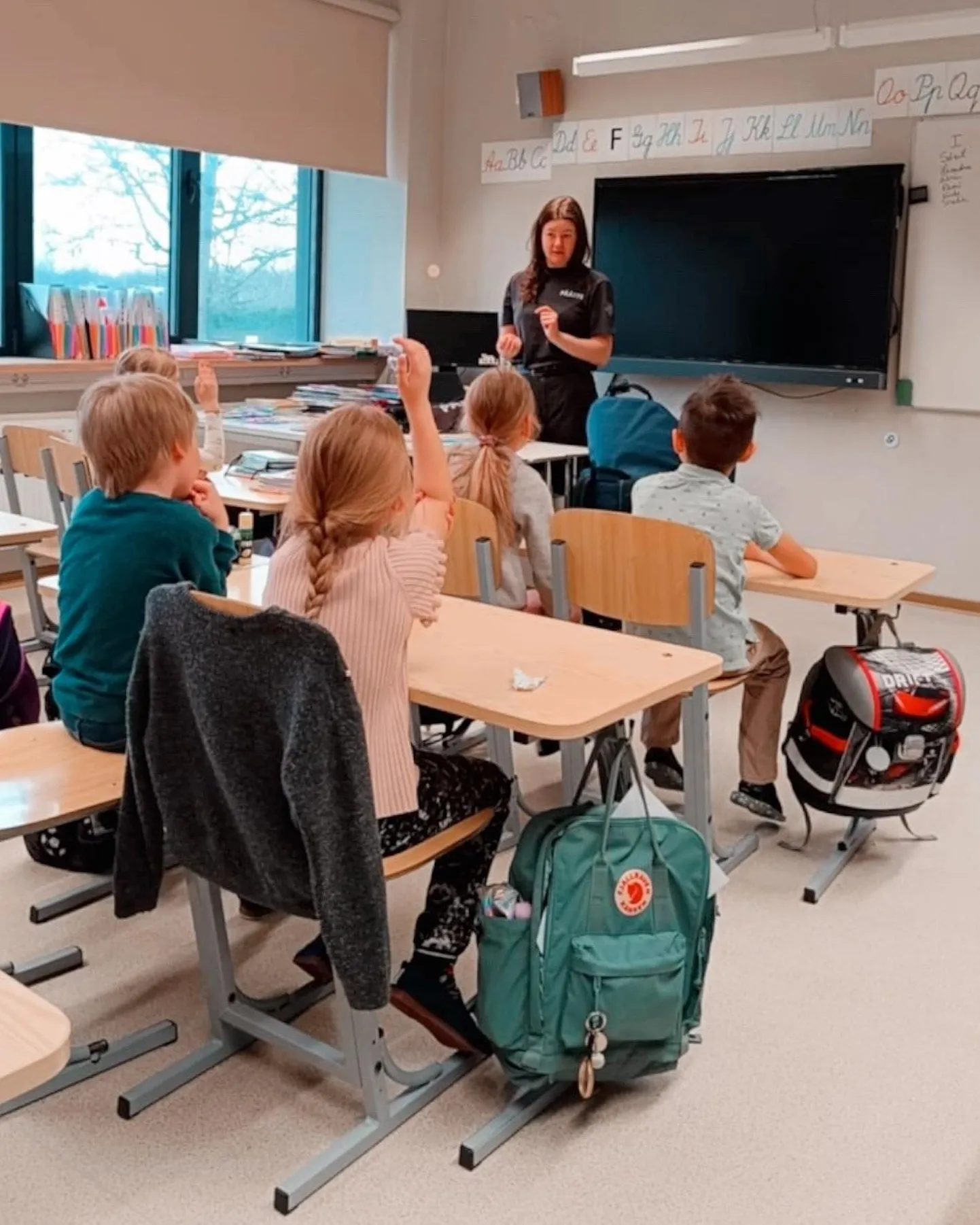 Lõõla vabatahtliku päästekomando liige Kati Toots vestleb Väätsa põhikooli esimese klassi lastega veeohutusest.