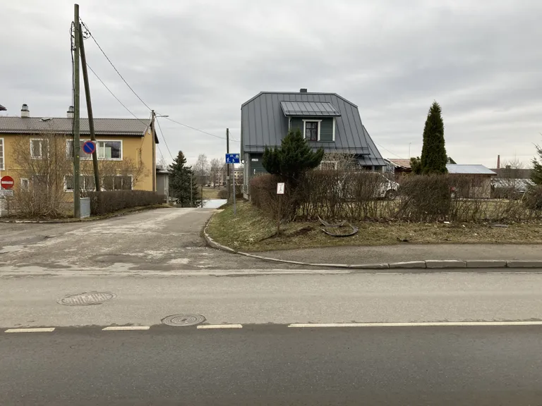 Auto kaldus teelt ja sõitis läbi heki eramaja aeda.