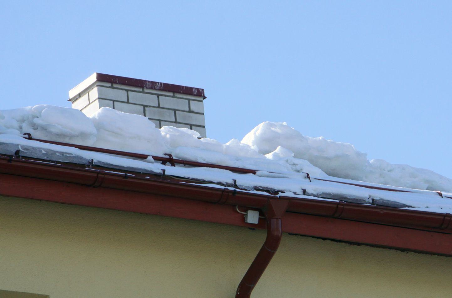 Снег на крыше. Снимок иллюстративный