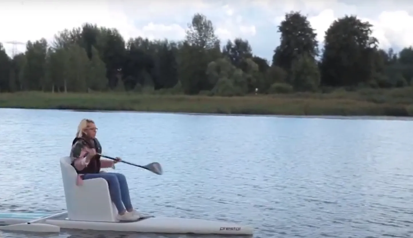 SUP dēlis cilvēkiem ratiņkrēslā.