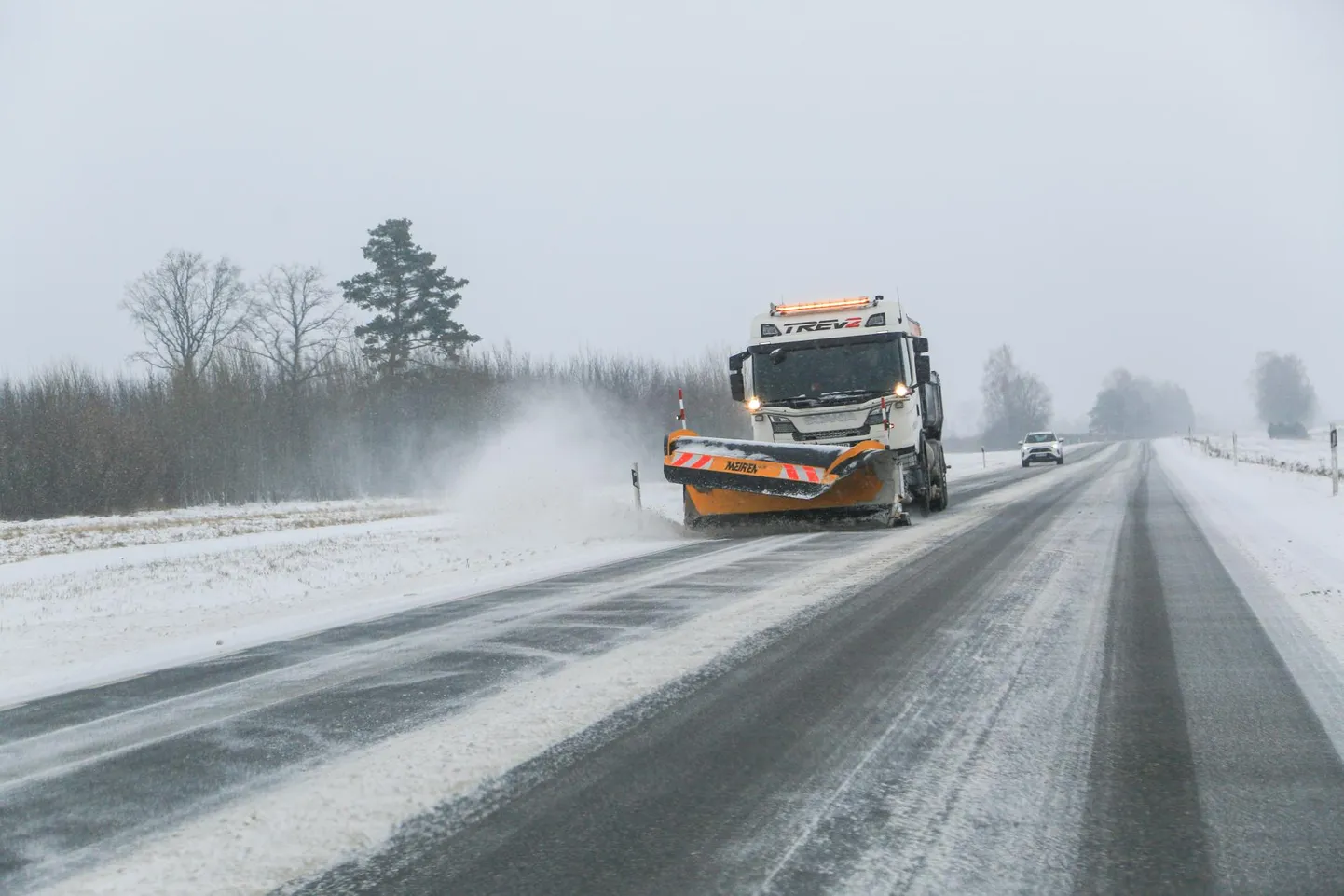 Jätkuva lumesajuga on teeolud keerulised.