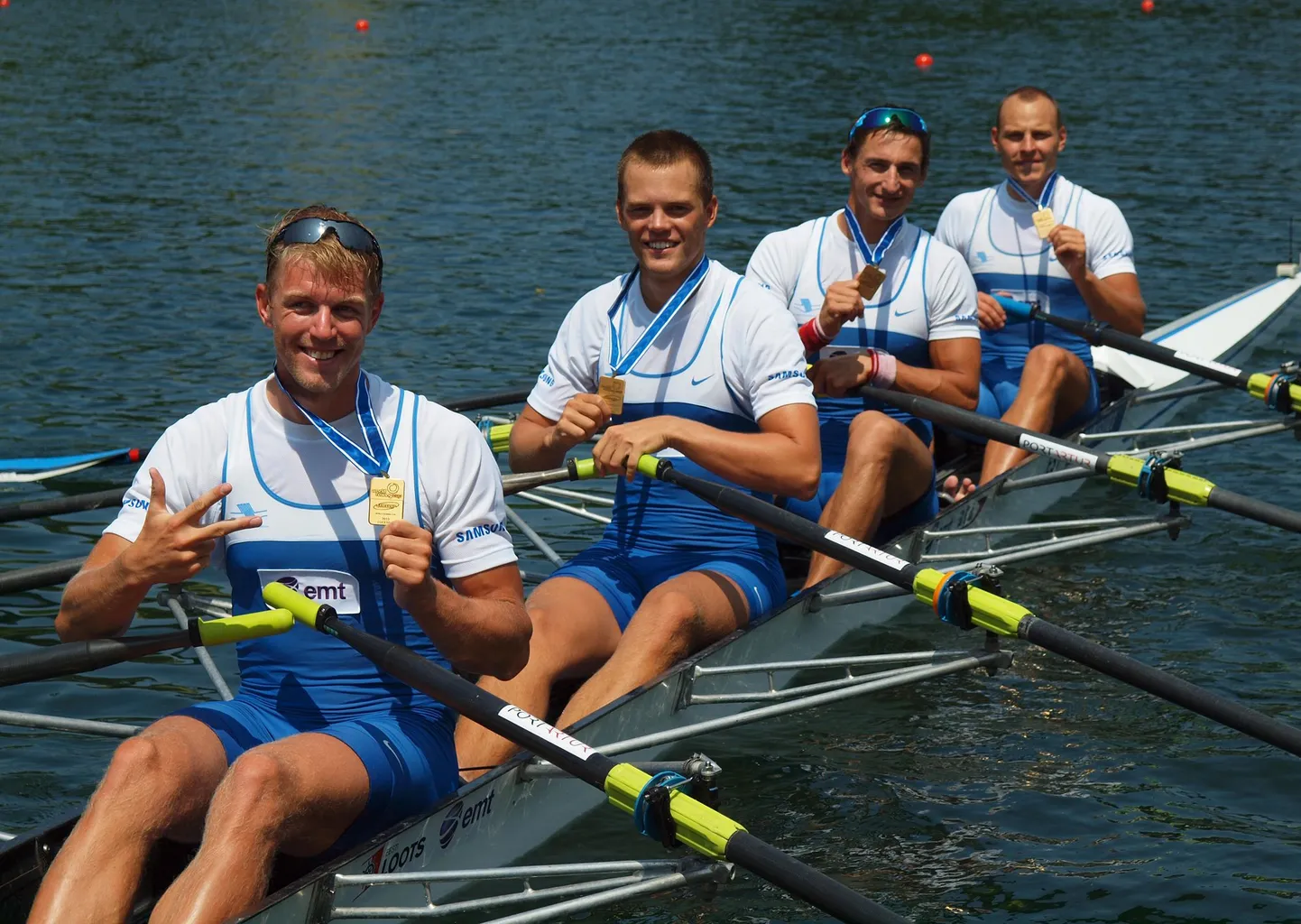 Kaspar Taimsoo, Sten-Erik Anderson, Allar Raja ja Kaur Kuslap tähistamas Luzernis võidetud kolmandat kohta.