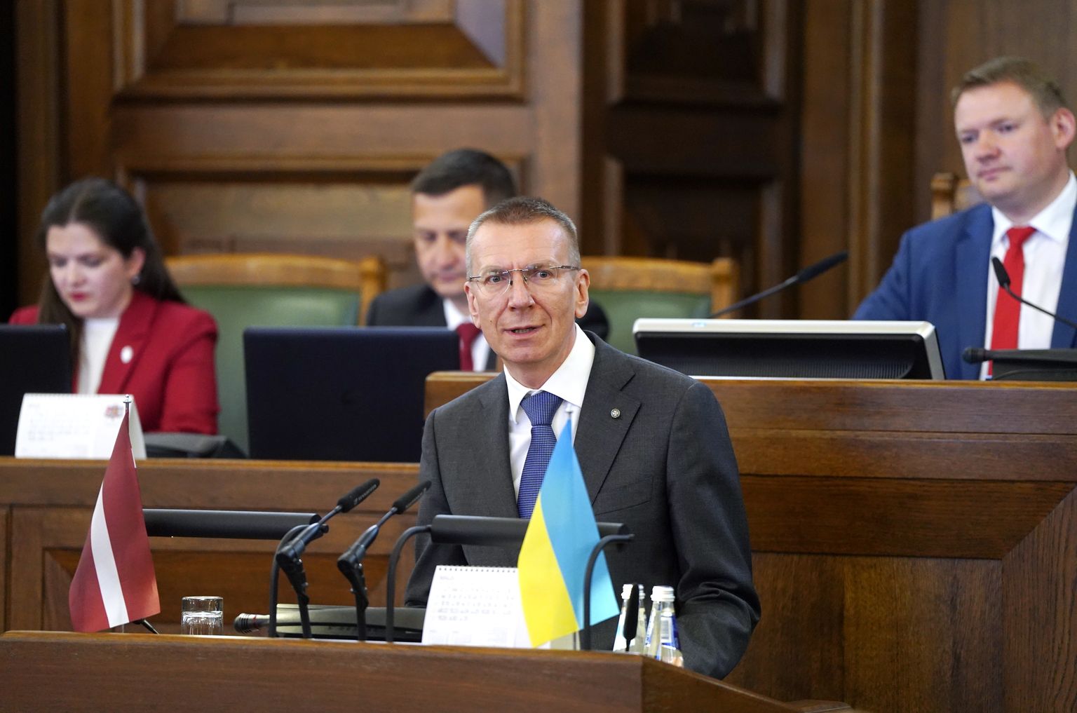 Jaunievēlētais Valsts prezidents Edgars Rinkēvičs uzrunā klātesošos tribīnē Saeimas ārkārtas sēdes laikā pēc ievēlēšanas amatā.