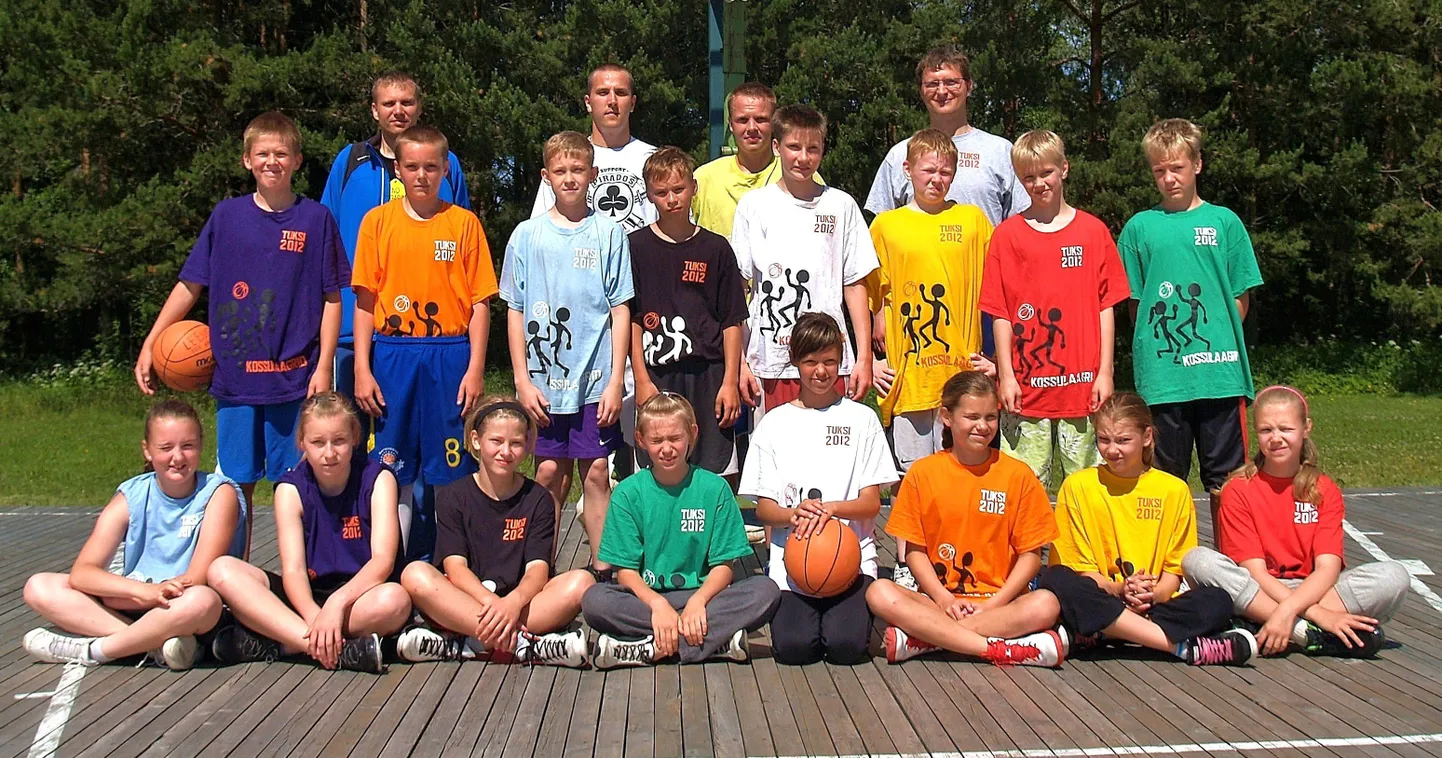 Eesti koondislased Rain Veideman ja Sten-Timmu Sokk tegid noortele korvpalluritele toreda üllatuse.