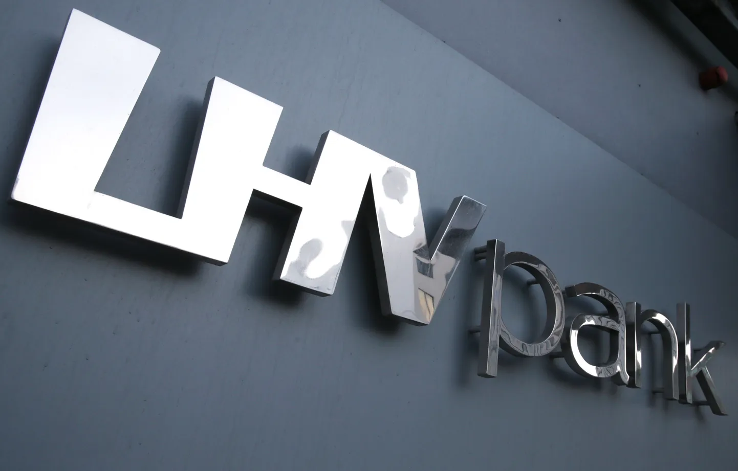 Estonian court overturns Financial Intelligence Unit's fine against LHV Pank.