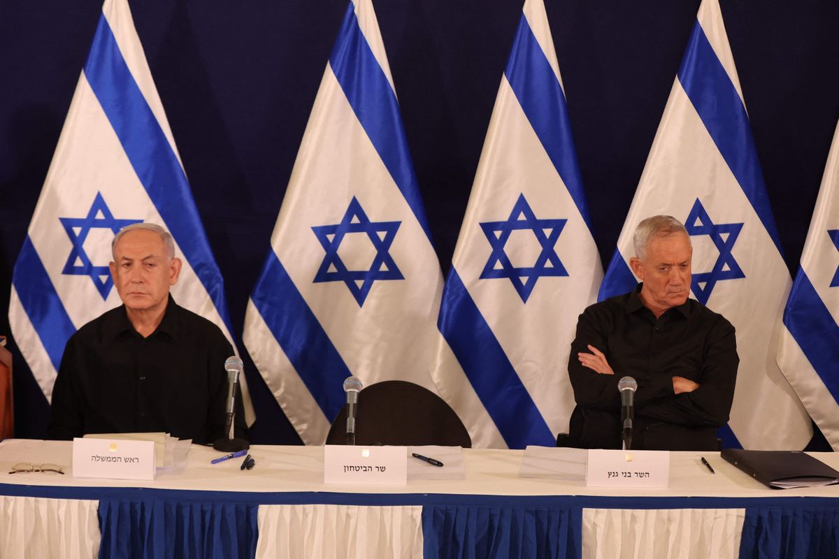 Премьер-министр Израиля Биньямин Нетаньяху и Бени Ганц на пресс-конференции на военной базе в Тель-Авиве, 28 октября 2023 года.