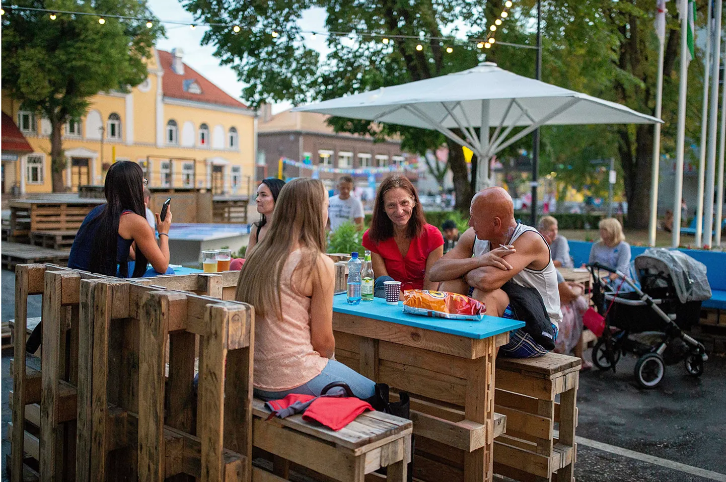 Midagi uut on tulemas: euroalustest õuemööblt enam ruumieksperimendi ajal linnasüdames ei näe, uus mööbel ehitatakse immutatud terrassilaudadest.