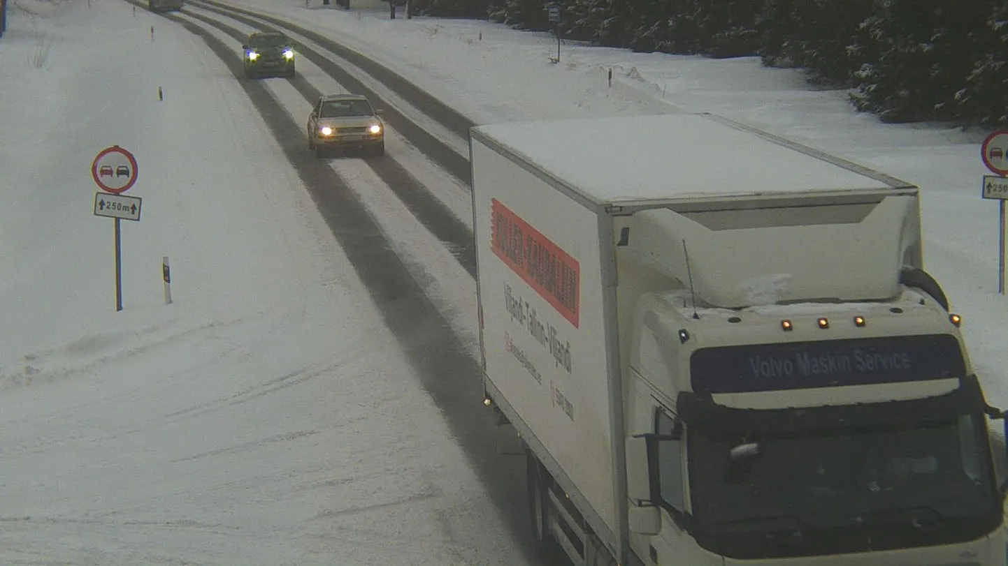Teeolud neljapäeva hommikul Tallinna-Narva maanteel Konjul.