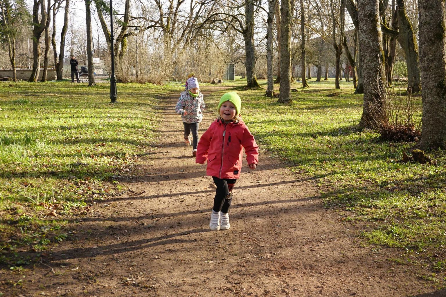 Lisaks igapäevasele kasutusele korraldati kevadel Roosna-Alliku mõisapargis mudilastele mõeldud pargijooks, kus lapsed selgitasid, kes on väledaim.