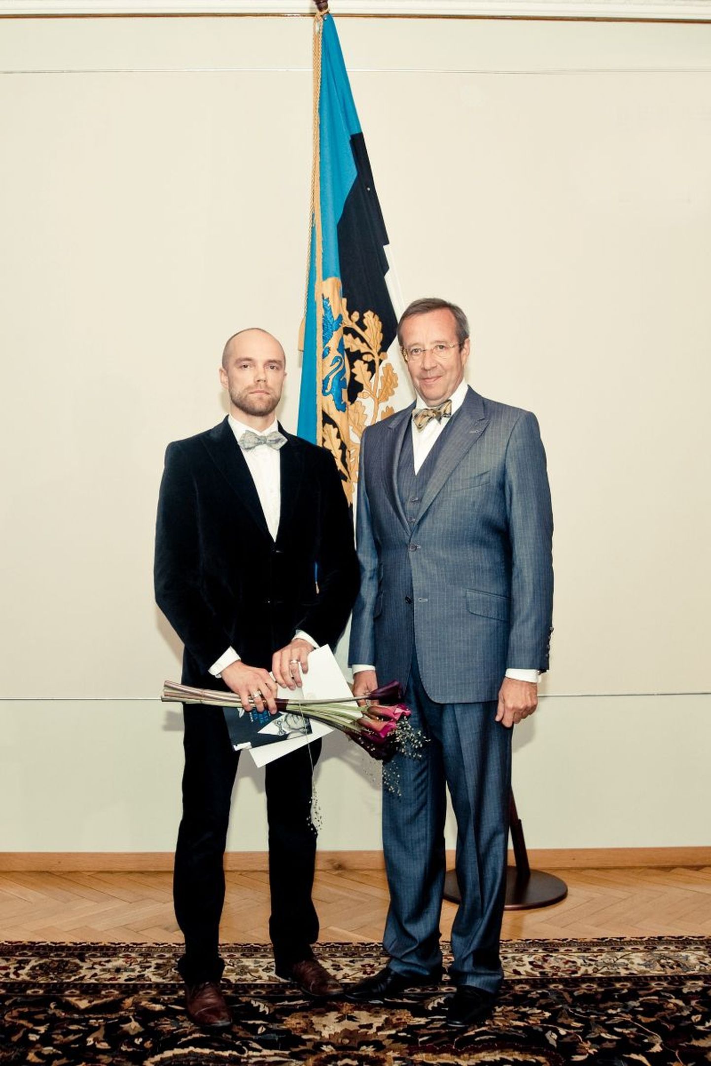 President Toomas Hendrik Ilves andis täna ehtekunstnik Tanel Veenrele üle Vabariigi Presidendi Kultuurirahastu noore kultuuritegelase preemia.