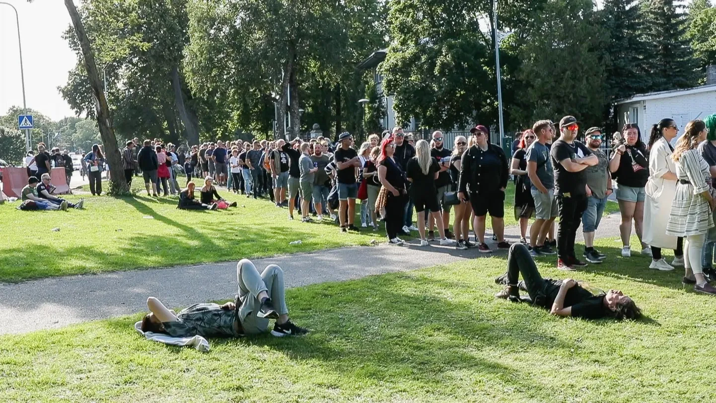 Tulihingelised fännid võtsid end sappa juba mitu tundi enne kontserdi algust.