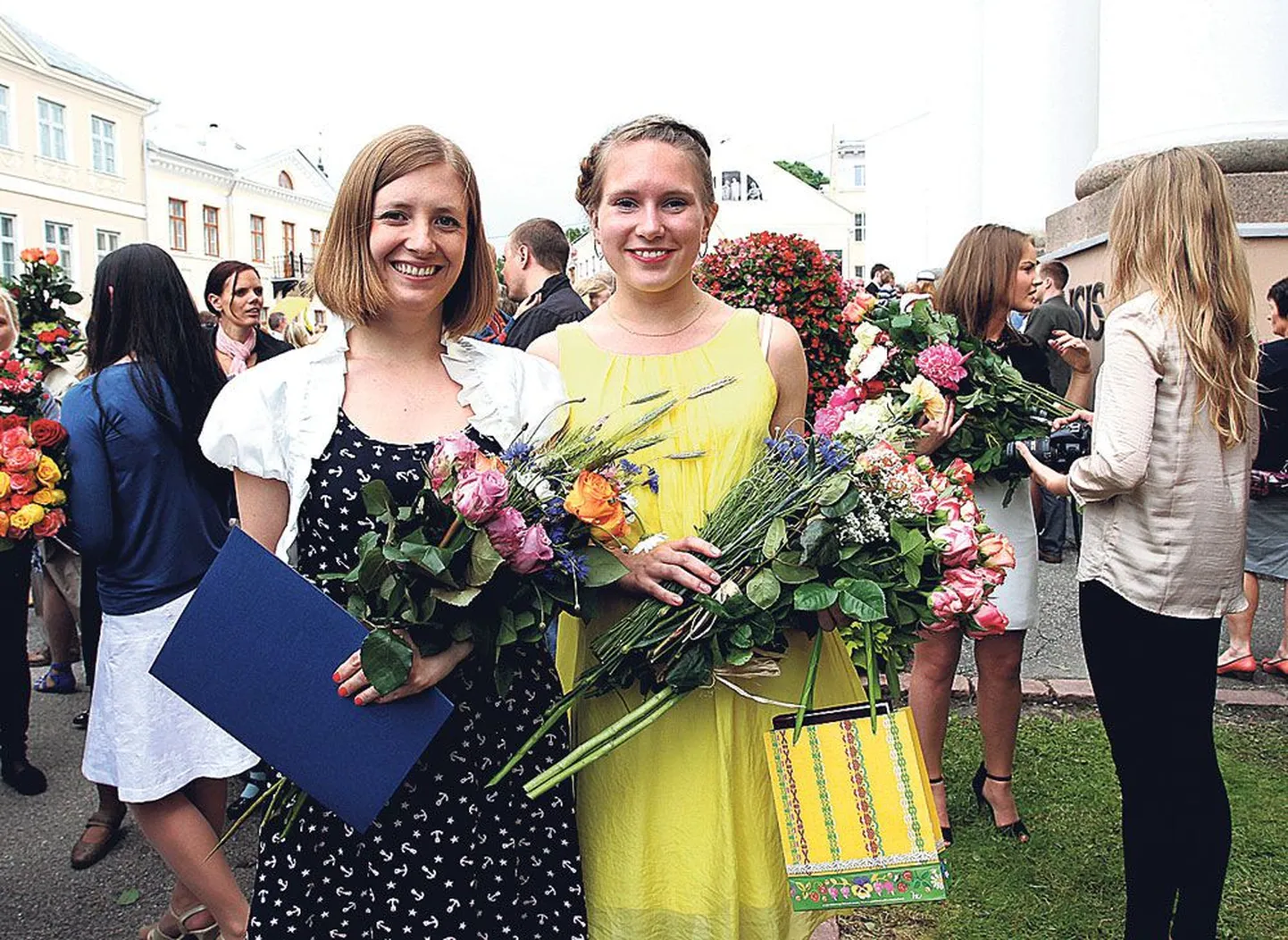 Tartu ülikooli ühiskonnateaduste instituudi ajakirjanduse magistriõppe lõpetasid Tartu Postimehe reporter Katre Tatrik (vasakul) ja endine spordireporter Marii Kangur (paremal).
