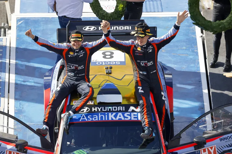 Martin Järveoja (vasakul) ja Ott Tänak tähistamas triumfi Soomes.