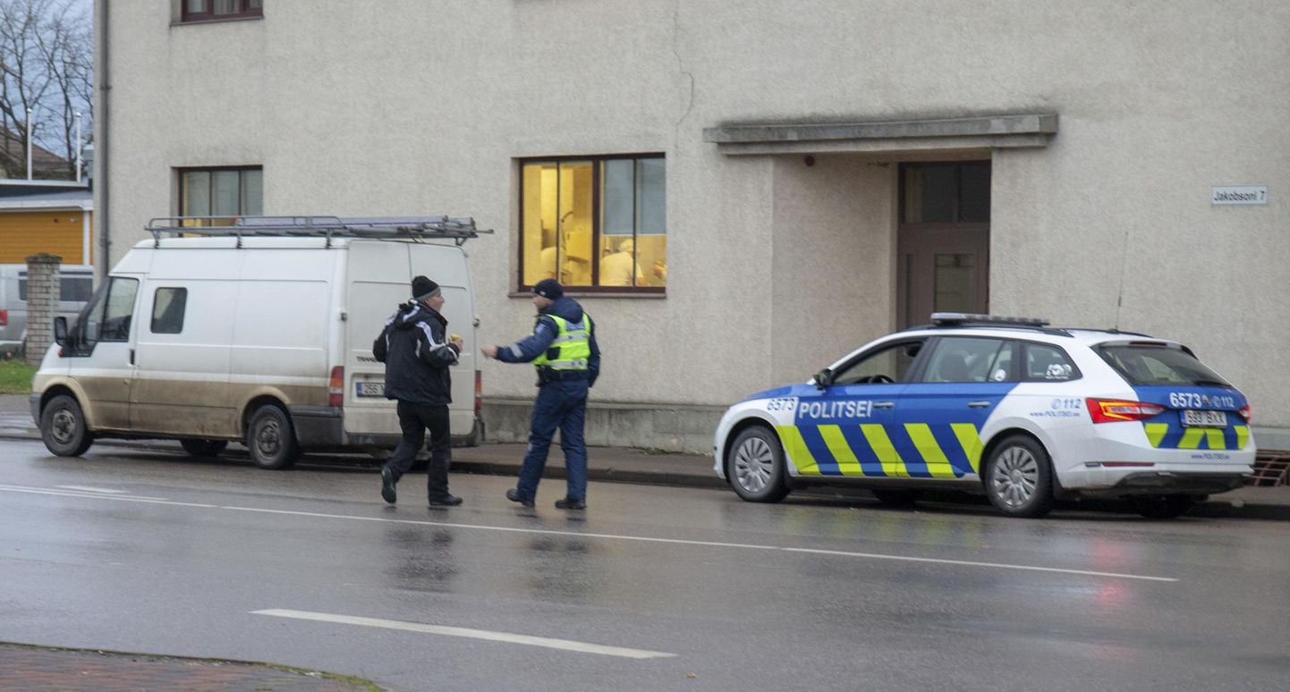 Keskpäevasel ajal kontrollis politsei jalakäijaid Jakobsoni tänaval Kivi Pagari maja ees ning seal kippusid inimesed autode vahelt üle tee jooksma.