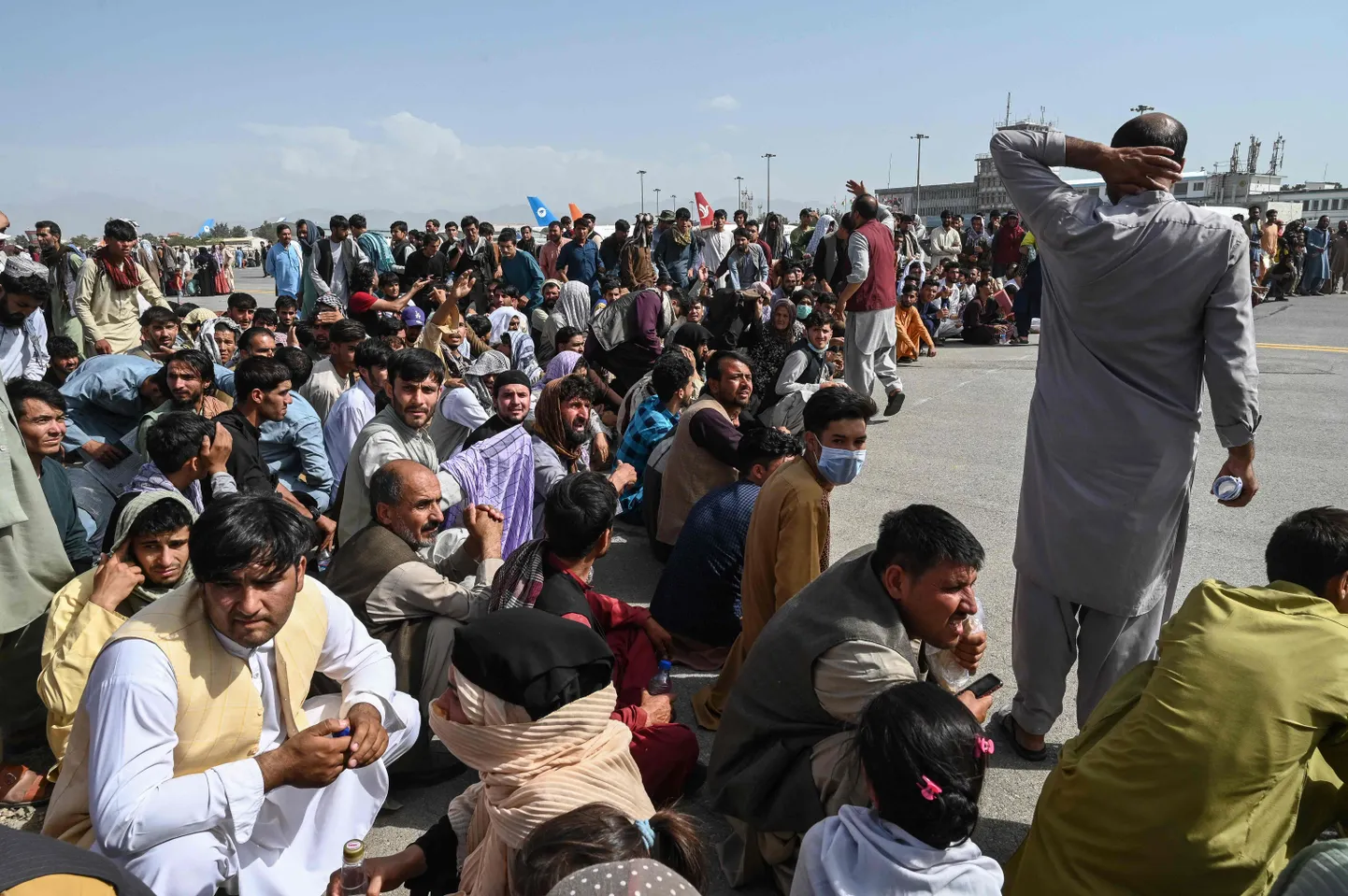Афганские пассажиры в аэропорту Кабула ждут возможности вылететь из страны.