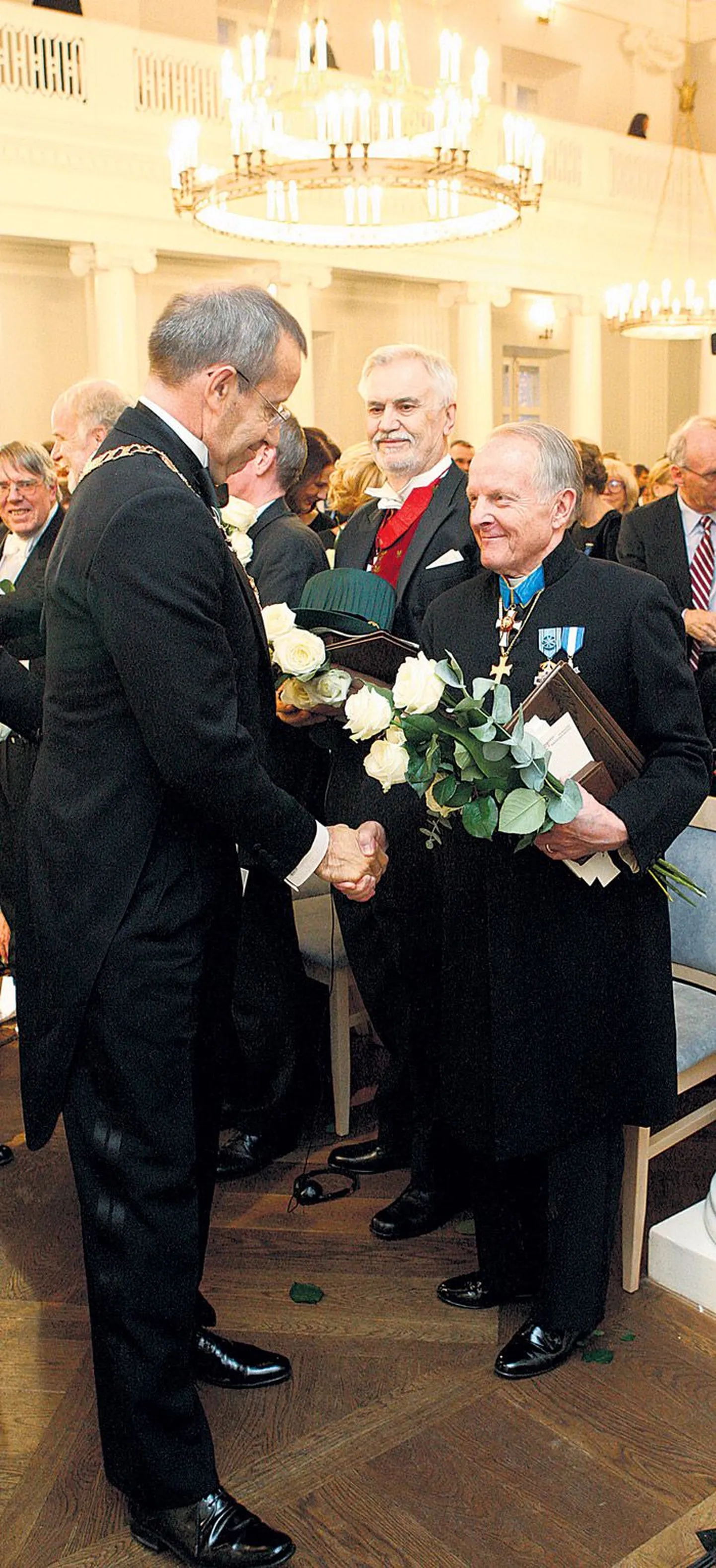 Eesti Vabariigi president Toomas Hendrik Ilves (vasakul) õnnitles ülikooli uut audoktorit Andres Tauli.