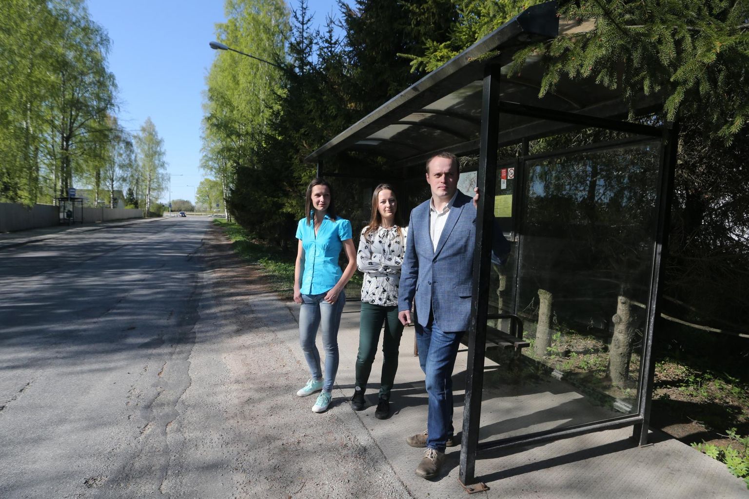 Ihaste elanike liidu liikmed Triin Lepp (vasakult) Lenne Rähn-Kuusik, Martin Koiduaru ja seisavad Ihaste elanike eest, kes ei ole rahul uue bussiliinivõrguga kaasnevate muudatustega.