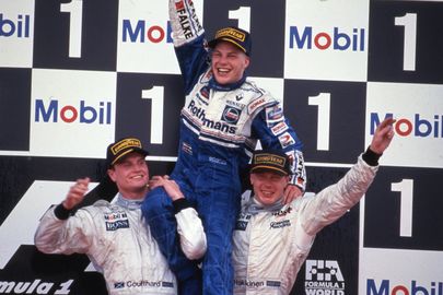 Jacques Villeneuve (keskel) 1997. astal Jerezi etapi poodiumil. Õlgadele on ta tõstnud McLareni sõitjad David Coulthard (vasakul) ja Mika Häkkinen.