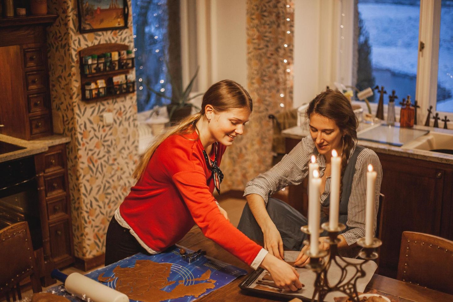 Laura Truija (vasakul) soovitab korraldada sõpradega jõulude eel kokkamise töötoa.