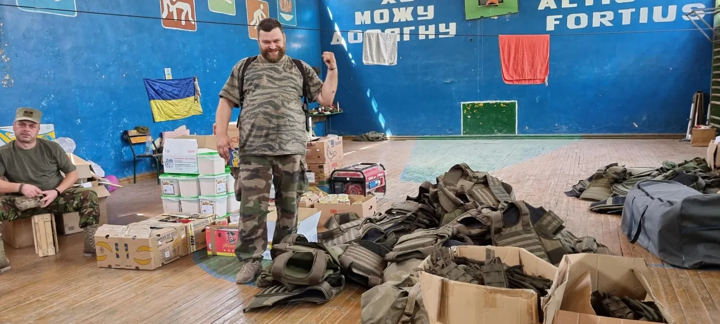 Ukraina võitlejad Virumaalt saadud abiga. Saadetisse kuulus ka kümmekond sapöörilabidat.