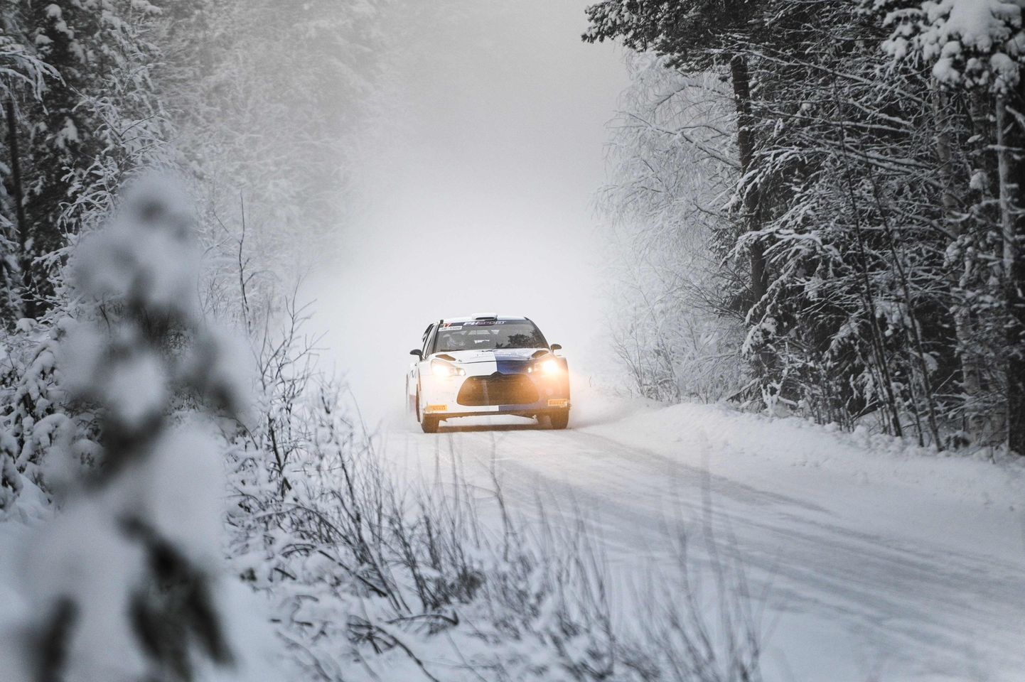 Valtteri Bottas tuhisemas WRC-masinaga Põhja-Soomes.