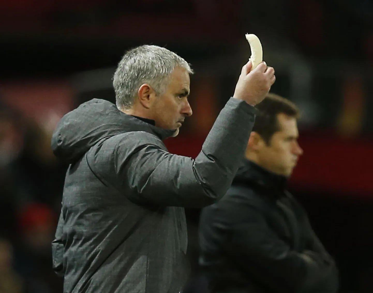Jose Mourinho andis mängu ajal väsinud ManU kaitsjale Marcos Rojole banaani.