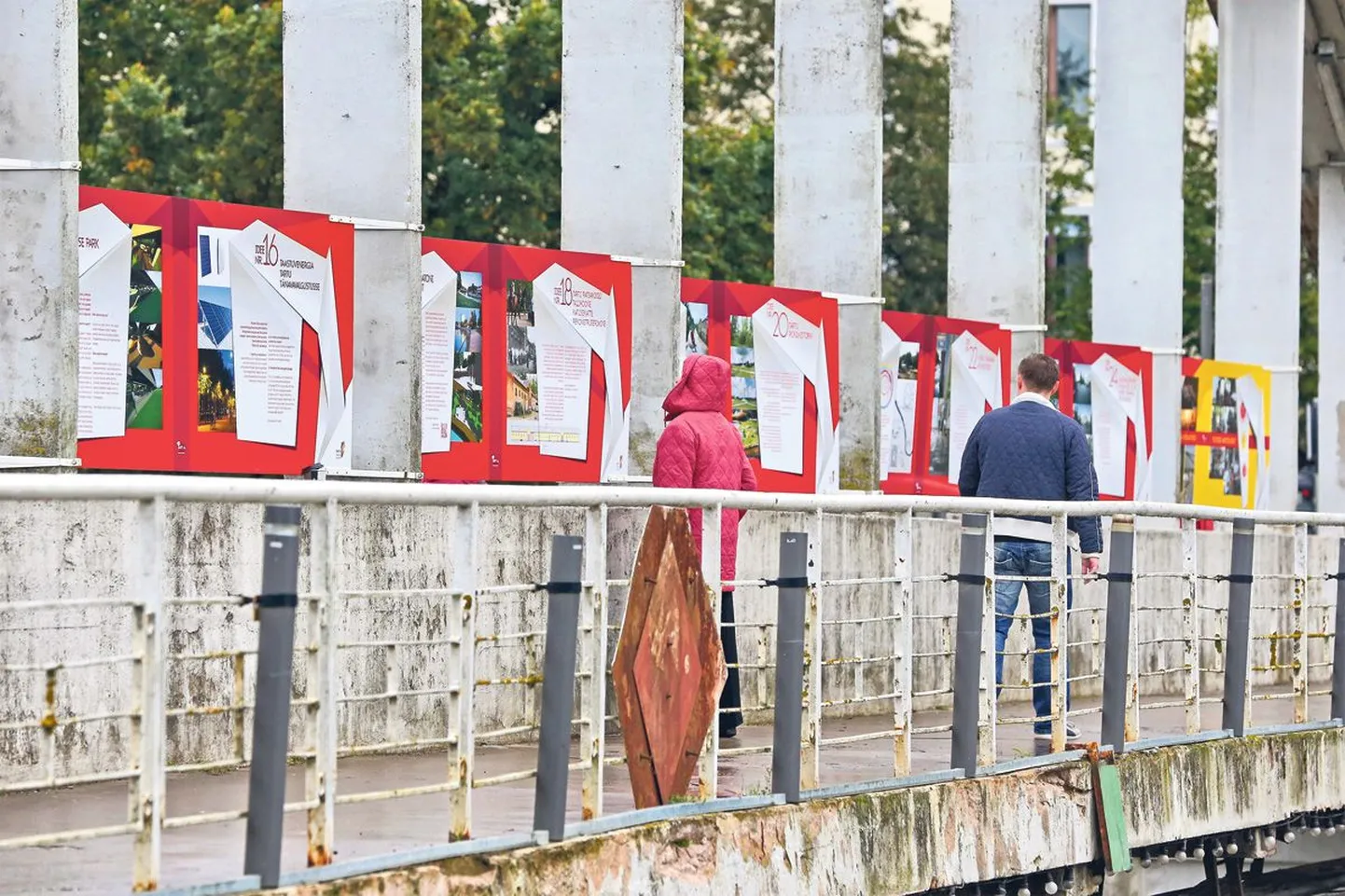 Kaasava eelarve ideid on Tartus tutvustatud kaarsillale üles pandud näitusel.