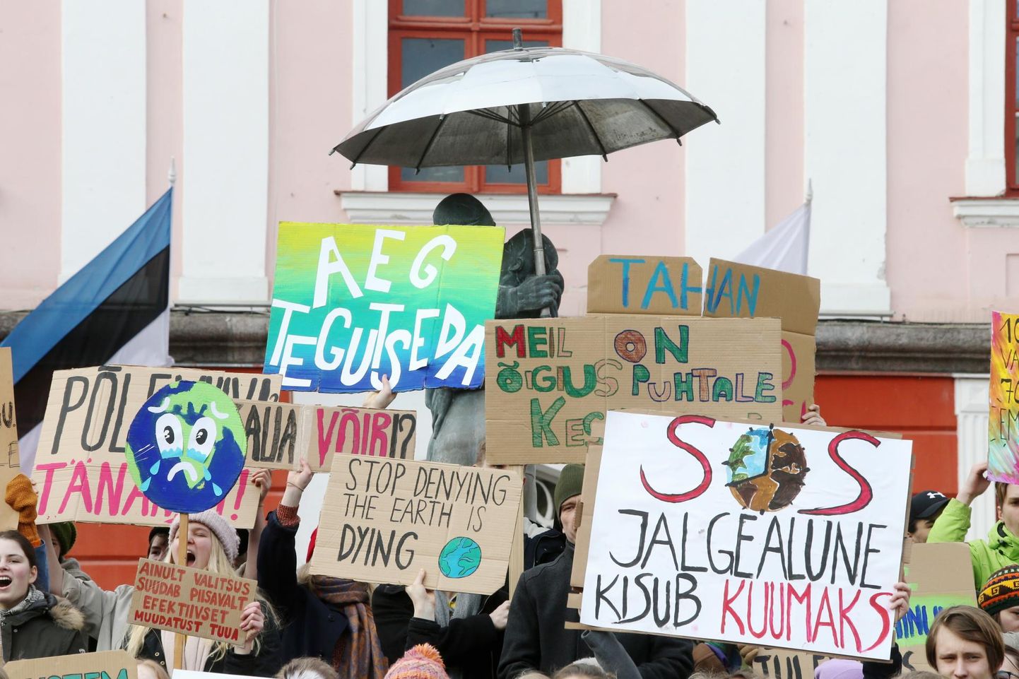 Őpilased protesteerivad kliimamuutuste vastu Tartu raeplatsil.
