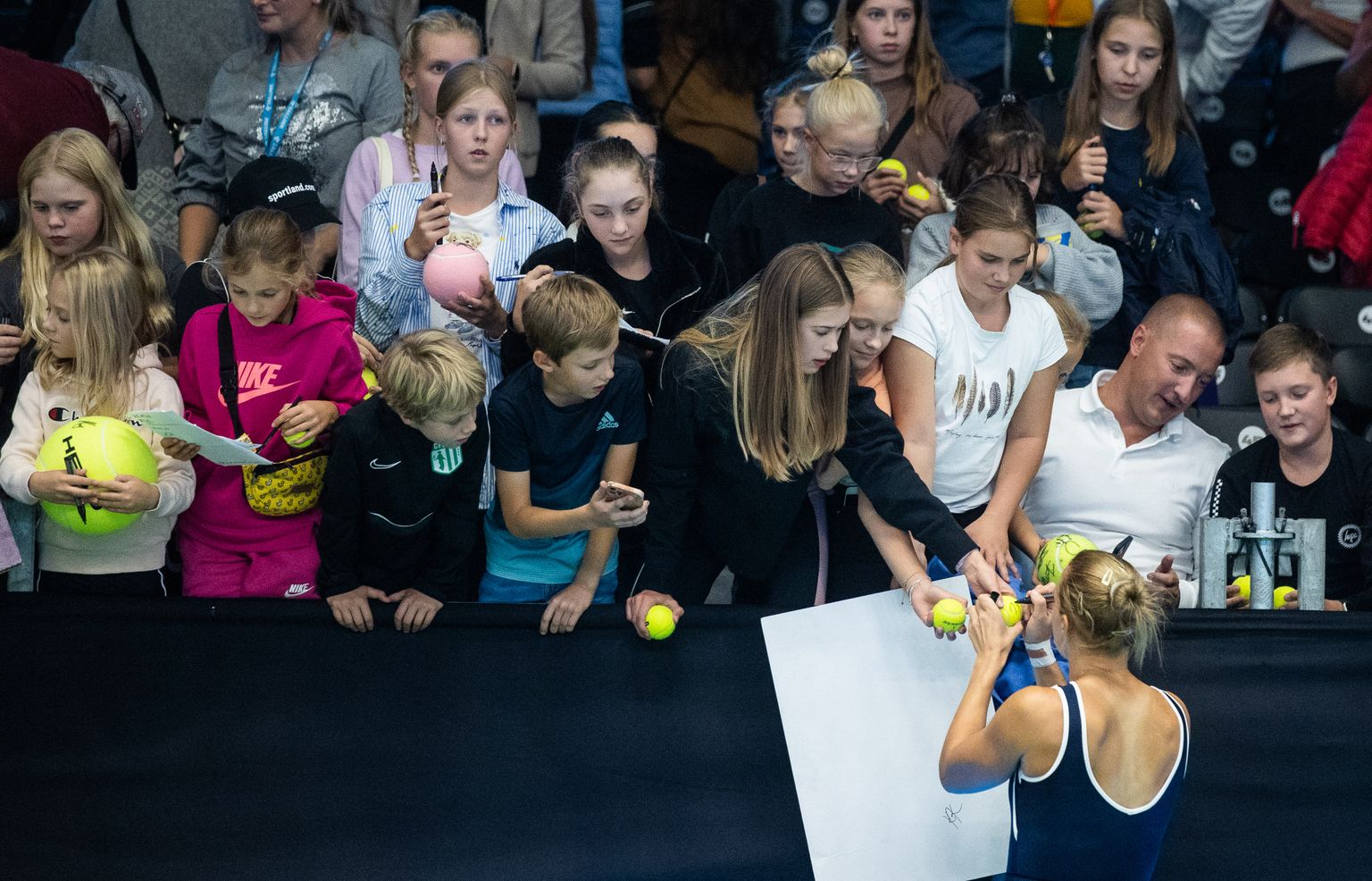 Kaia Kanepi annab pärast Jelena Ostapenko üle saadud võitu fännidele autogramme.