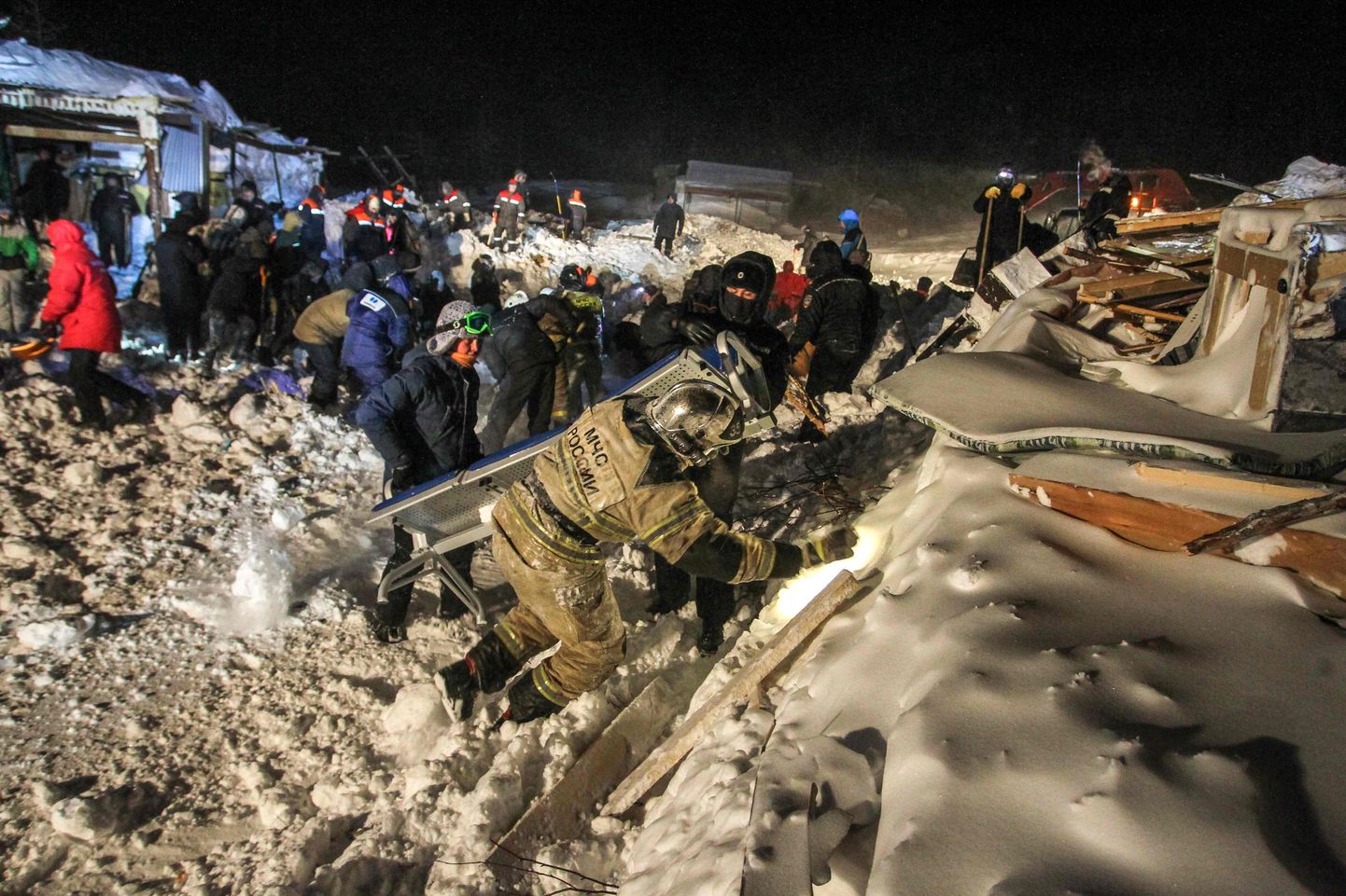 Päästetöötajad tegutsemas Venemaal Norilski lähedal asuvas suusakeskuses, mida tabas lumelaviin.