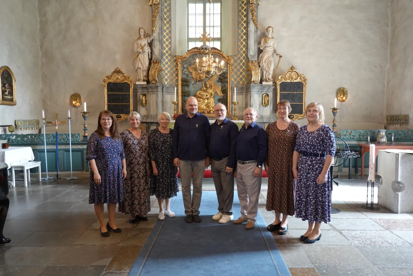 Ansambel Spirea Öregundi kirikus: Reet Laanoja (vasakult), Helen Teinfeldt, Lenel Rand, Margus Põld, Rudo Lilleleht, Rainer Kuutma, Lisel Helbrodt ja Iia Põldsepp