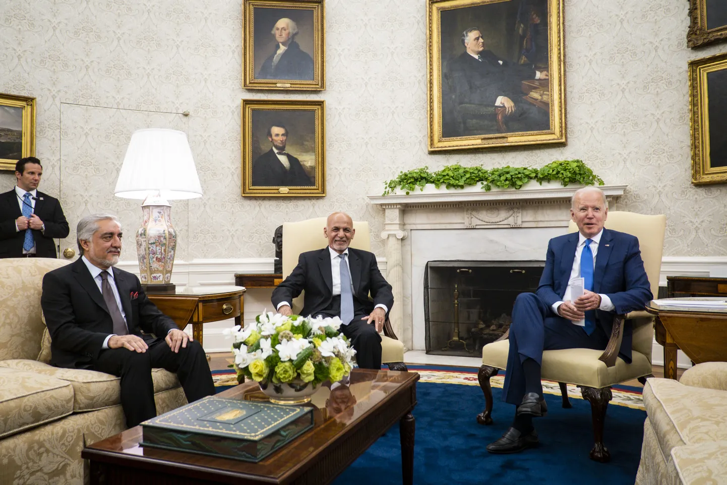 USA president Joe Biden (paremal), Afganistani riigipea Ashraf Ghani (keskel) ja Afganistani riikliku leppimisnõukogu esimees Abdullah Abdullah (vasakul) kõnelustel Valges Majas.