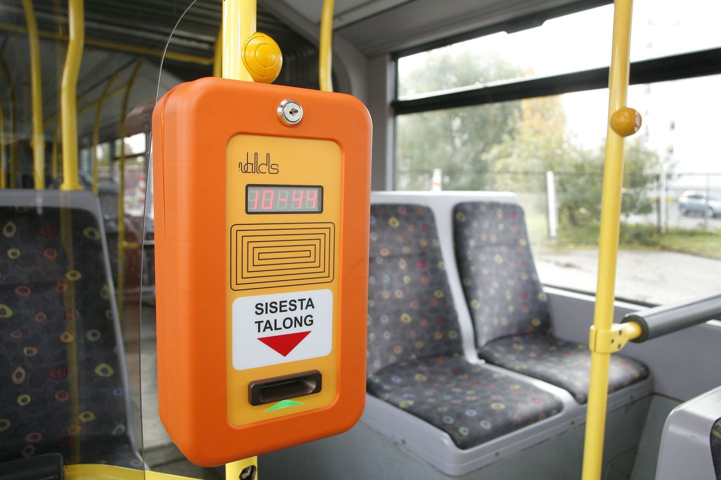 Pärnu linnabussides kasutusel olev elektrooniline kommposter.