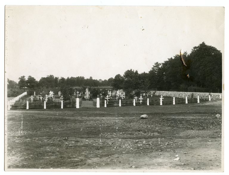 По некоторым данным, на кладбище в Копли были похоронены около 700 человек: солдат и беженцев, бежавших из Советской России вместе с Северо-Западной армией.