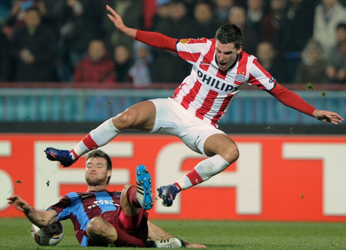 Kevin Strootman (ülemine) PSV Eindhoveni särgis.