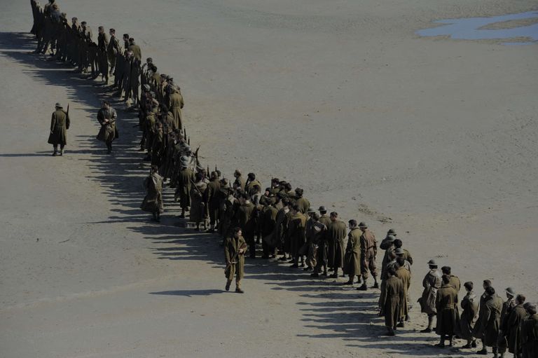 Kaader Christopher Nolani filmist «Dunkirk». Stseen kujutab Prantsusmaa Dunkerque'ist toimunud Briti ja Prantsuse sõdurite evakuatsiooni 1940. aasta kevadel