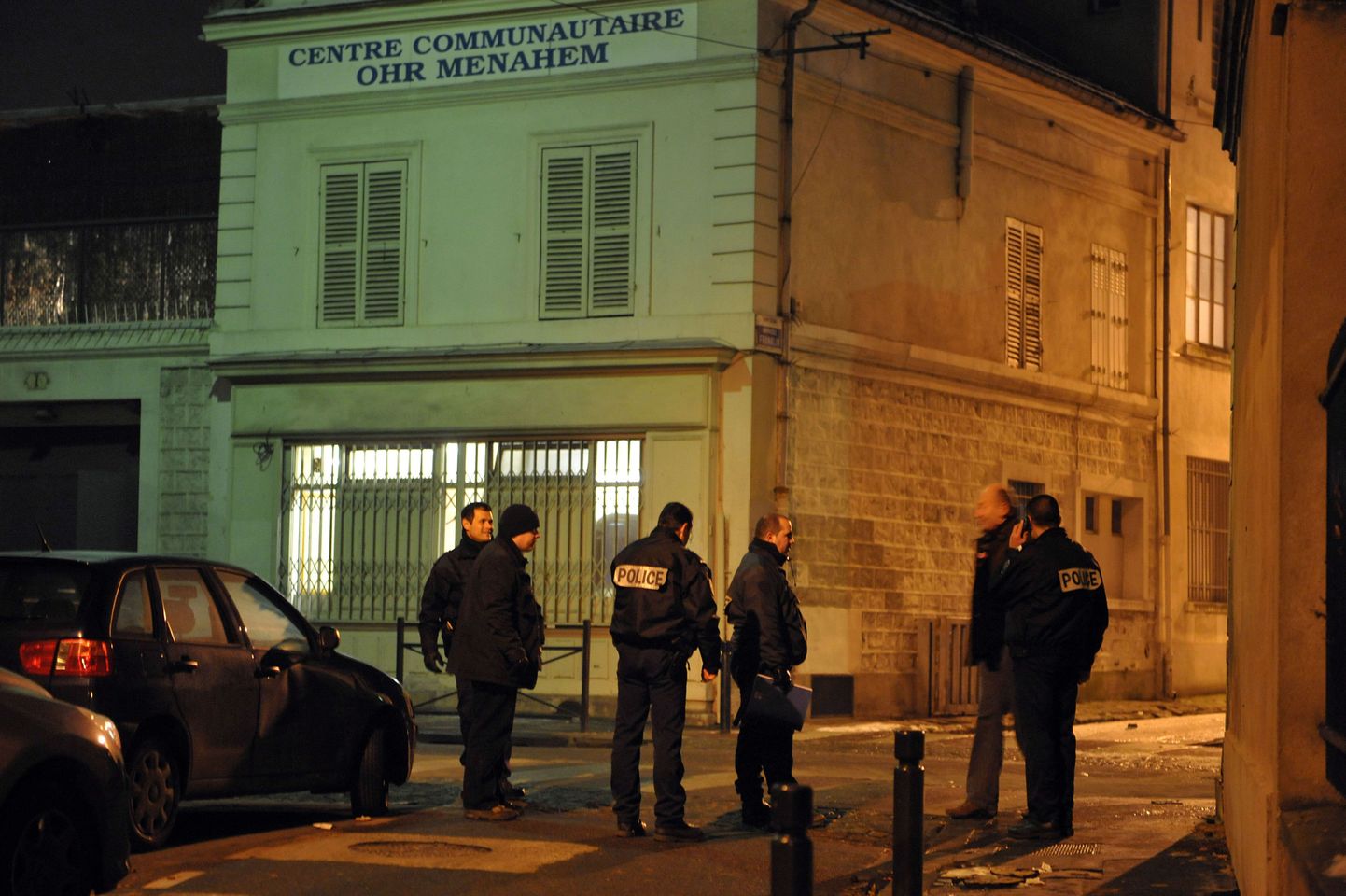 Politseinikud Saint-Denis asuva sünagoogi ees.