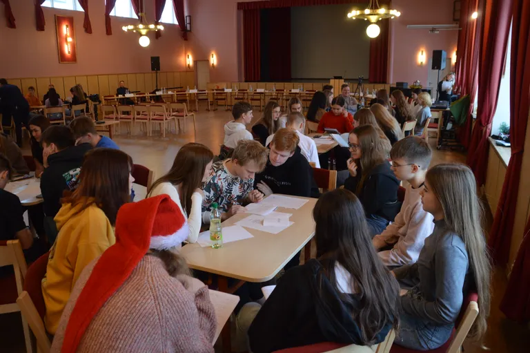 Teadliku valija päev Otepää gümnaasiumis. Õpilased küsimusi koostamas.