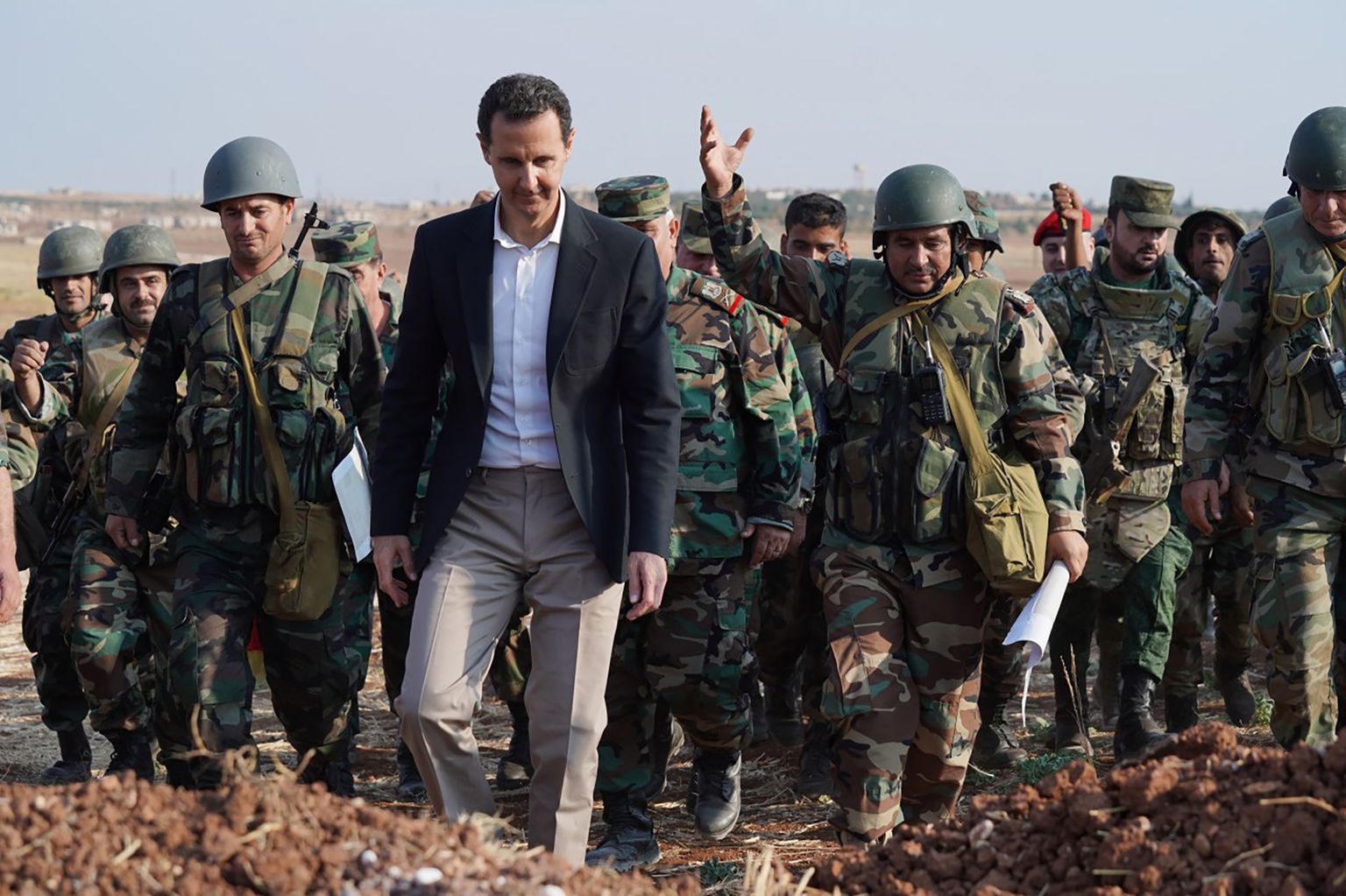 Süüria president Bashar al-Assad 22. oktoobril 2019 Idlibi provintsis al-Habitis koos valitsusvägede sõduritega