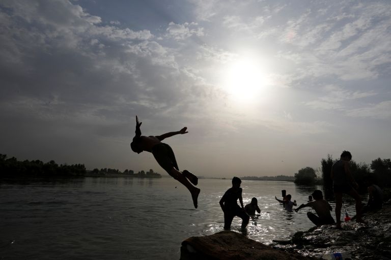Iraagi teismelised jahutavad end Tigrise jões