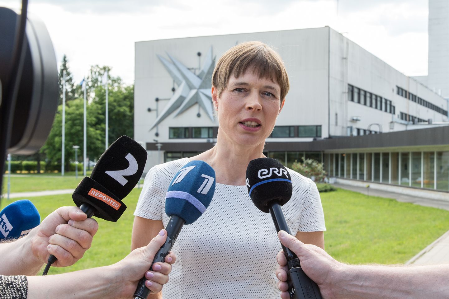 President Kersti Kaljulaid sõnas esmaspäeval Narva elektrijaamade ees, et ei tasu loota, et saastekvootide hinnad langevad ja seetõttu võiks Eesti seada sihiks esimesena kliimapöörde tegemise.
