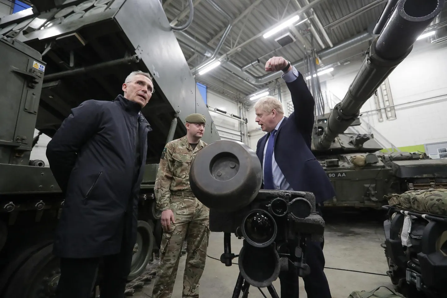 Stoltenberg ja Johnson uurivad Javelini. Neid tankitõrjerelvi on Ukrainale varustanud Eesti ja Ühendkuningriik.