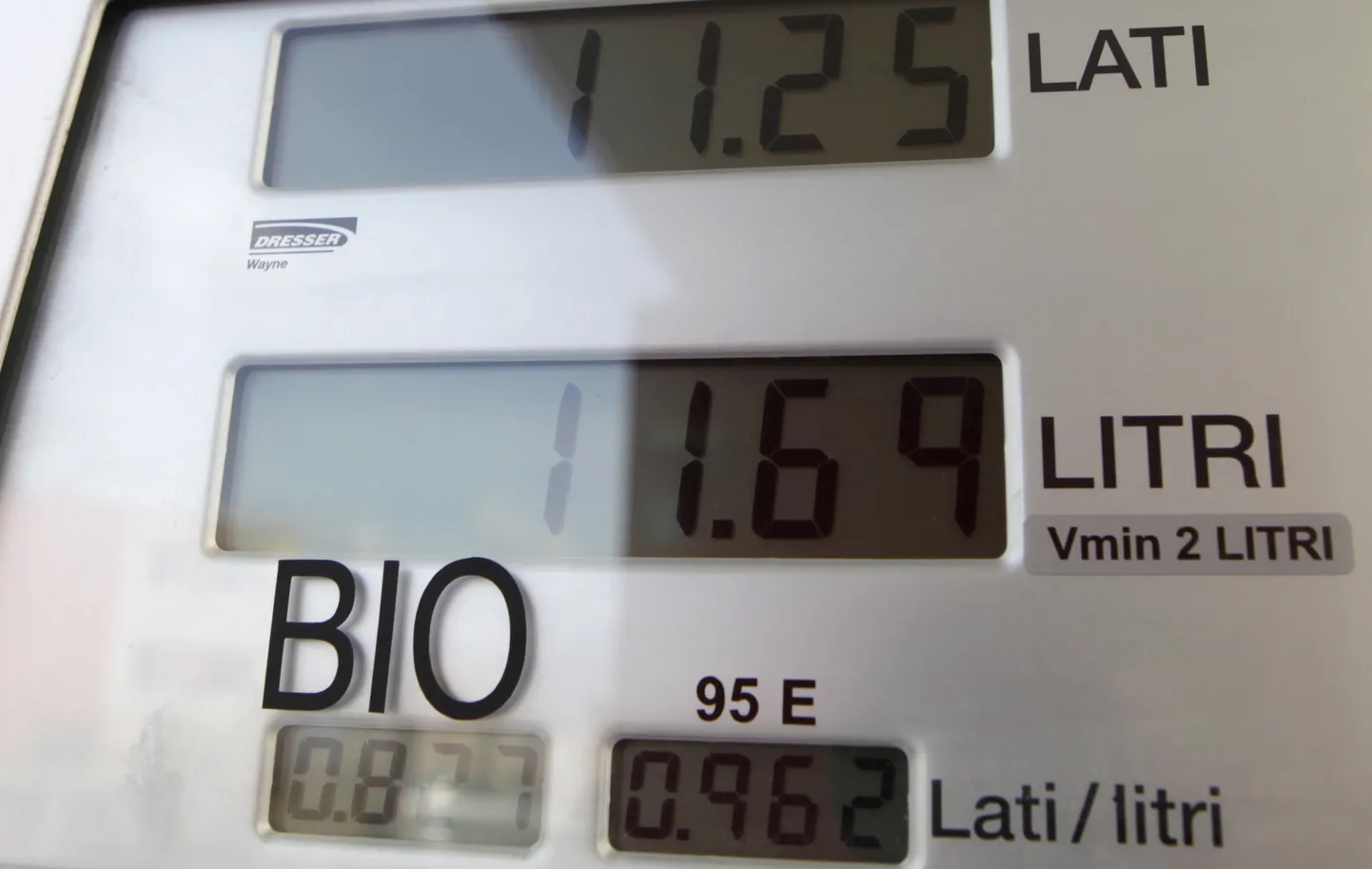 Cenu tablo degvielas uzpildes stacijā.