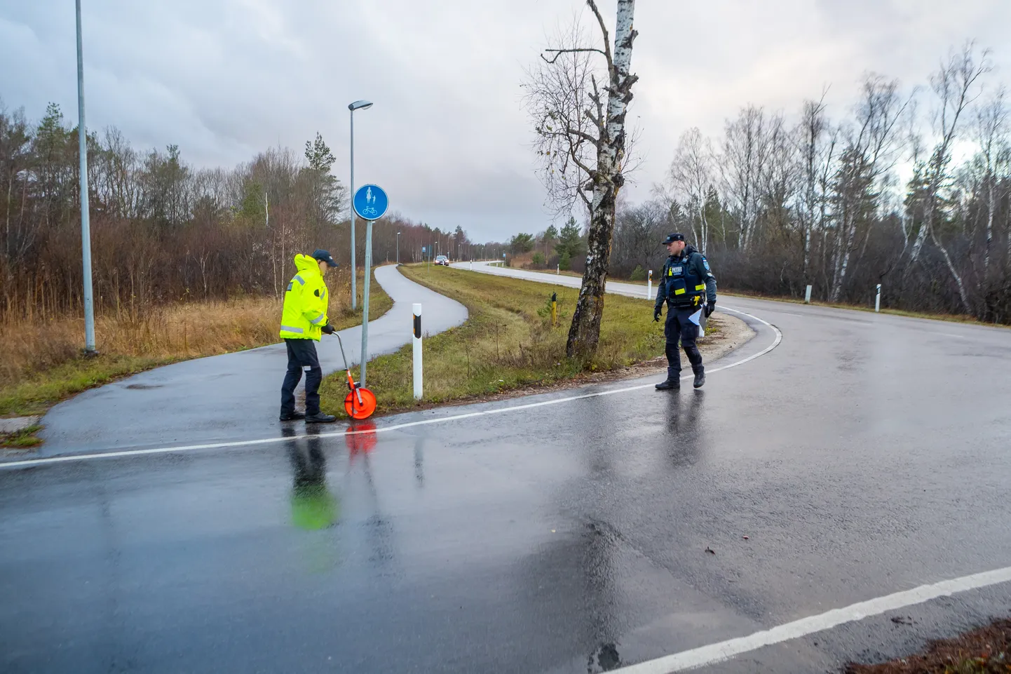 MIKS SEE KÜLL JUHTUS? Püha–Masa maanteel Muratsi ristmiku juures juhtus teisipäeval liiklusõnnetus, kus auto otsasõidu tagajärjel hukkus 14-aastane Helena. Õnnetuse järel toimetasid ristmikul politseiametnikud.