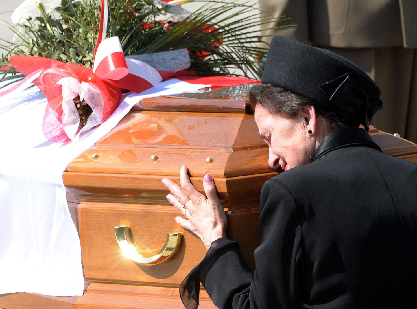 Smolenski lennukatastroofis hukkunud Poola viimase eksiilpresidendi Ryszard Kaczorowski lesk oma abikaasa kirstu juures.