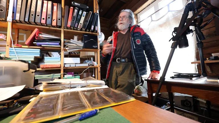 Malev Toom (69) andis intervjuu Mulgimaa lõunaservas Raamatu küla Rõõmu talus, mille raamatukogutoas on sisse seatud tema fotoarhiiv.