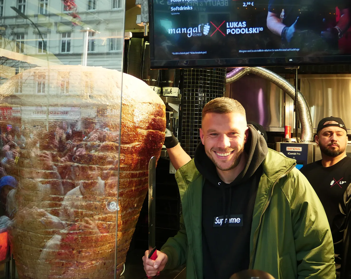 Saksa jalgpallitäht Lukas Podolski avas Berliinis hiljuti omanimelise kebabipoe.